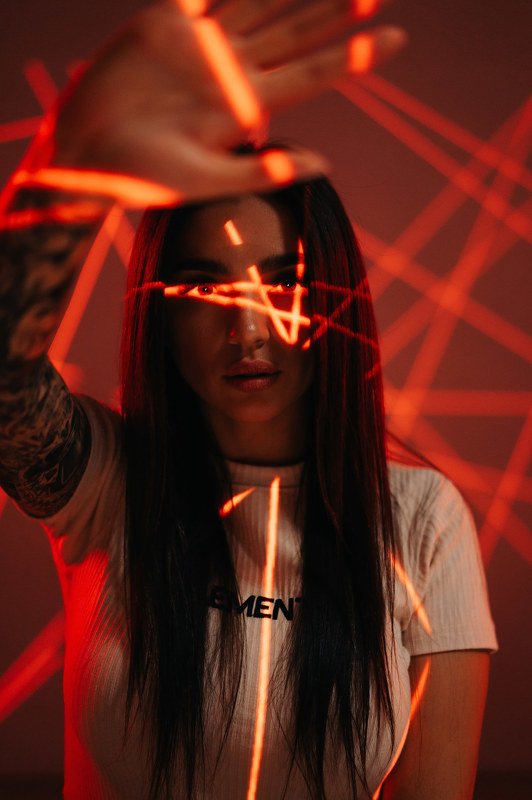 девушка проектор неон You`re going downphoto preview