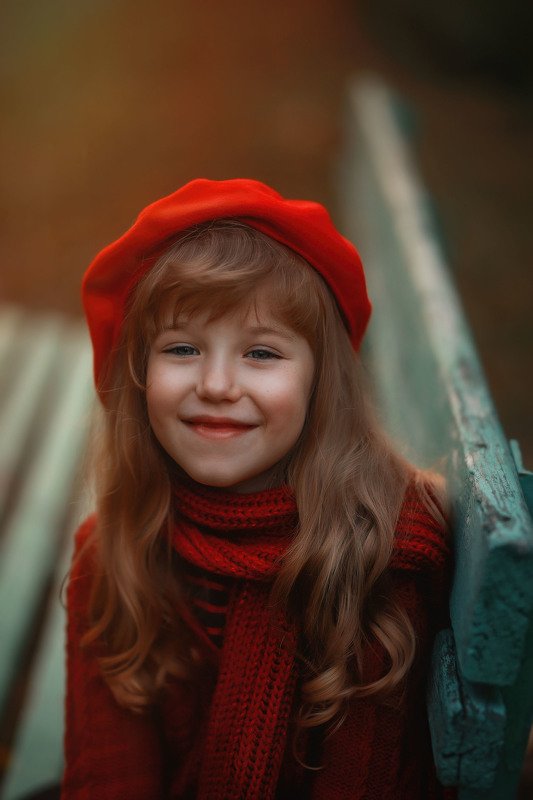 девочка, , , детство, вечер, парк, скамейка, закат, осень радость улыбка красный photo preview