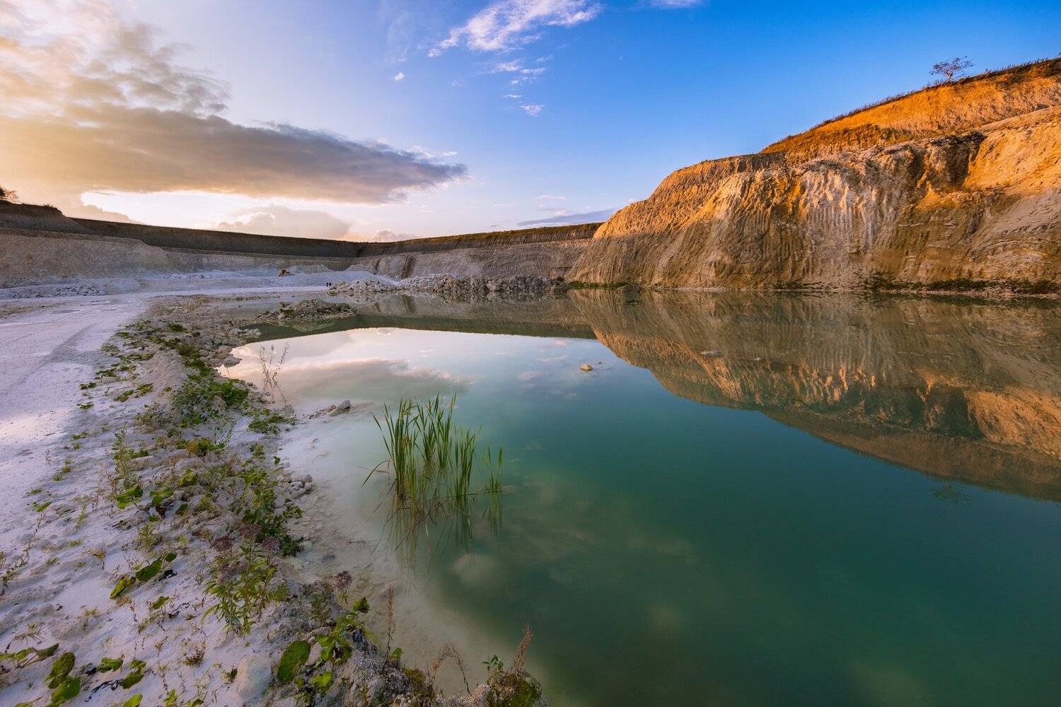 Изумрудные озера, меловые скалы Faxe, Дания. Автор: Marat Max (Марат Макс) дания, озеро, карьер, скалы, faxe, Marat Max (Марат Макс)