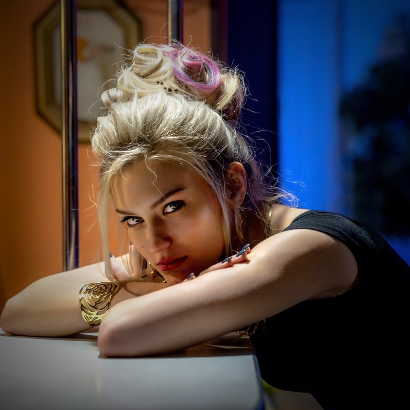 девушка, блондинка, причёска, фешн, гламур, локоны, красотка Одиночествоphoto preview