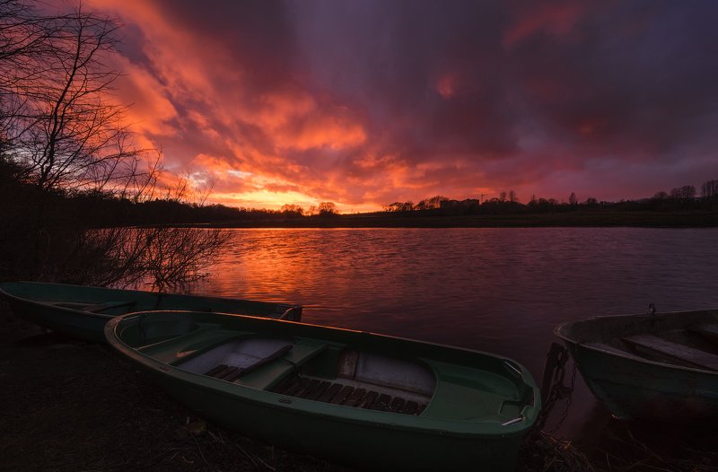 закат, апрель, река, лодки Полыхнуло...photo preview