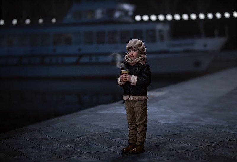 девочка, детство, вечер, порт, чай, зябко, сумерки, вода, корабль, речка на причалеphoto preview