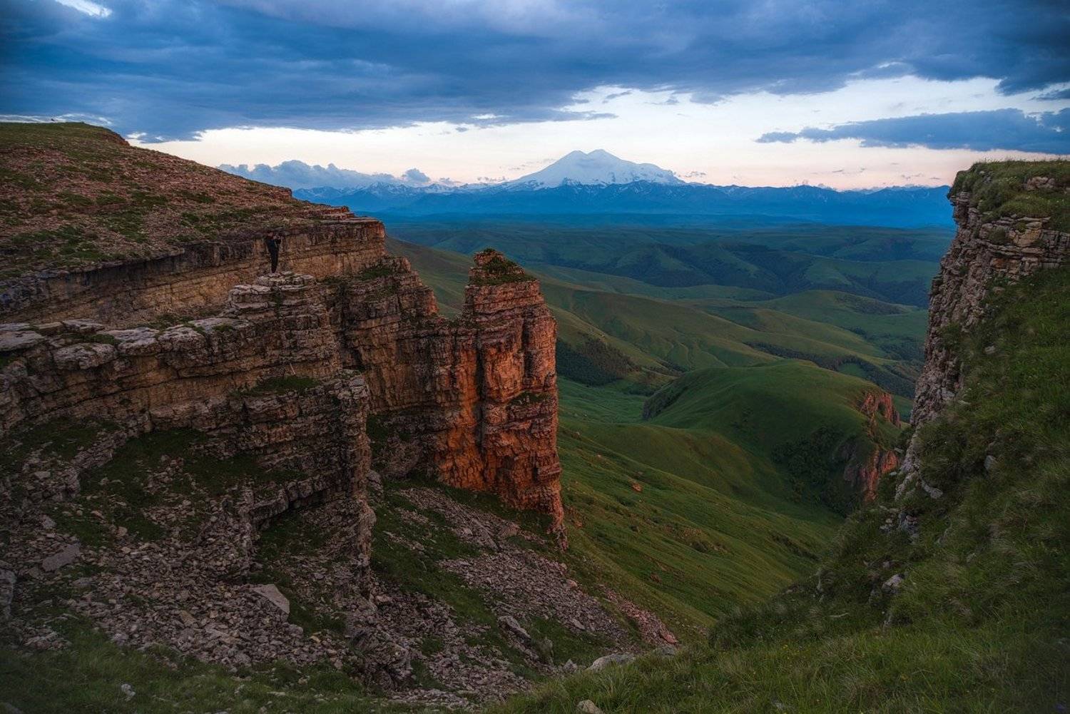 ВЕЧЕРНИЙ СВЕТ НА БЕРМАМЫТЕ. Автор: Арсен Алабердов бермамыт, эльбрус, закат, скала, обрыв, плато, вечер, свет, карачаево-черкесия, Арсен Алабердов