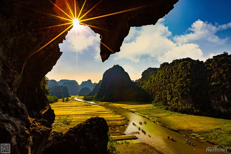 quanphoto, landscapes, rice, valley, farmland, agriculture, culture, river, mountains, boats, harvest, vietnam Golden Rice Valleyphoto preview
