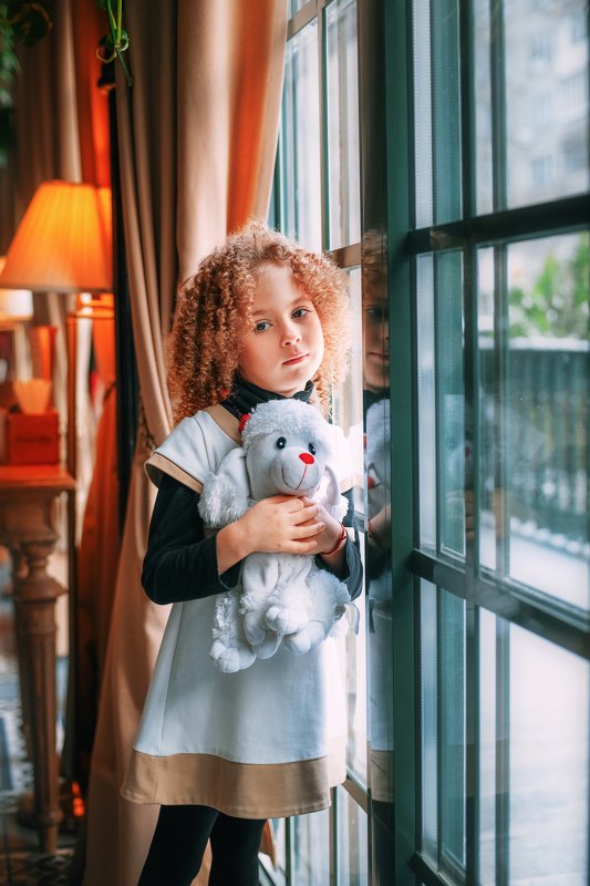 Девочка игрушка грусть один  Одна домаphoto preview