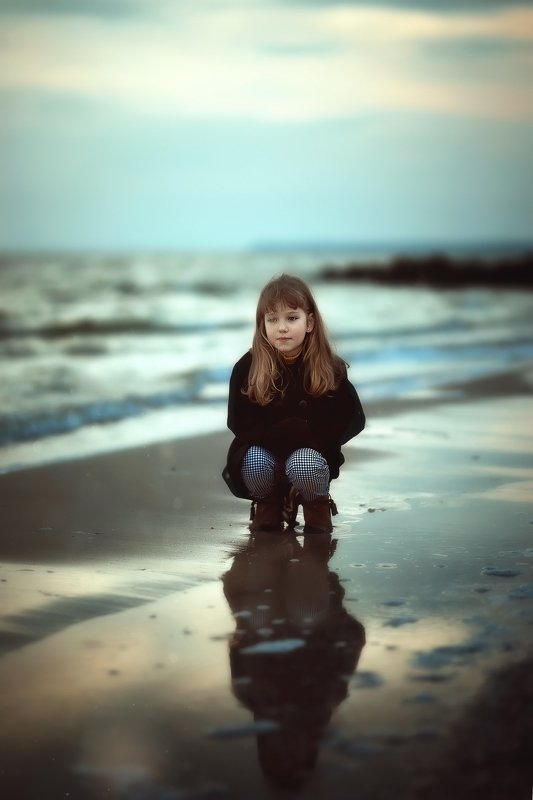 девочка, , , детство, вечер, , море, непогода, весна, холод, ветер, пляж, грусть, песок \