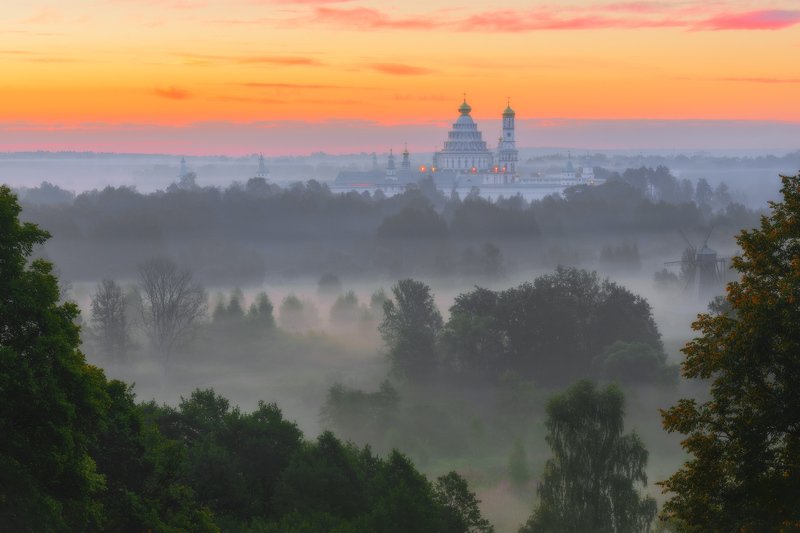 лето, рассвет, солнце, туман, деревья Новоиерусалимский монастырь в рассветном тумане.photo preview