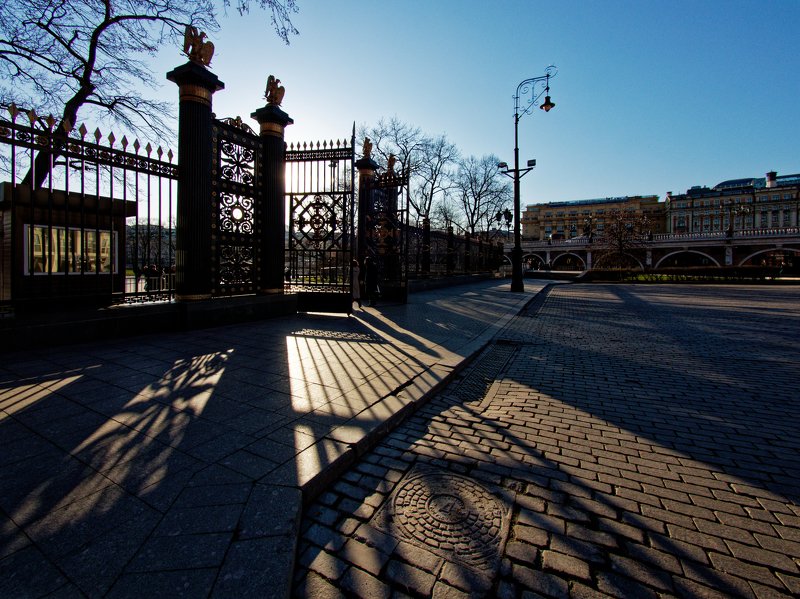 город, Москва, архитектура, свет, тень  Добро пожаловать в Александровский сад photo preview
