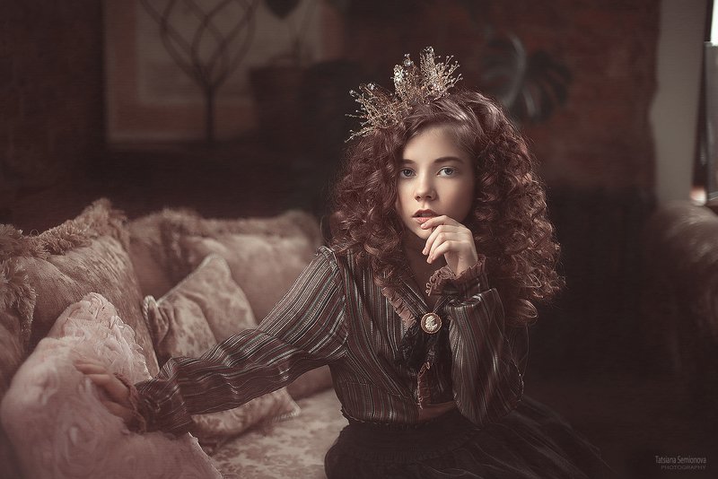 принцесса, диван, коричневый, корона, красивая, кудри, рыжий, интерьер Принцессаphoto preview