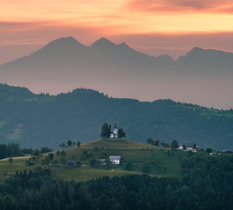 slovenia, sv. tomaz, mountains, church, hill, morning, sunrise, dawn, travel, summer, village, countryside, forest, словения, горы, церковь, холм, рассвет, утро, путешествие, лето, деревня, лес Sv. Tomaz фото превью