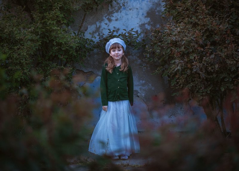 девочка ребенок детство голубой парк заброшенность весна вечер в заброшенном саду.photo preview