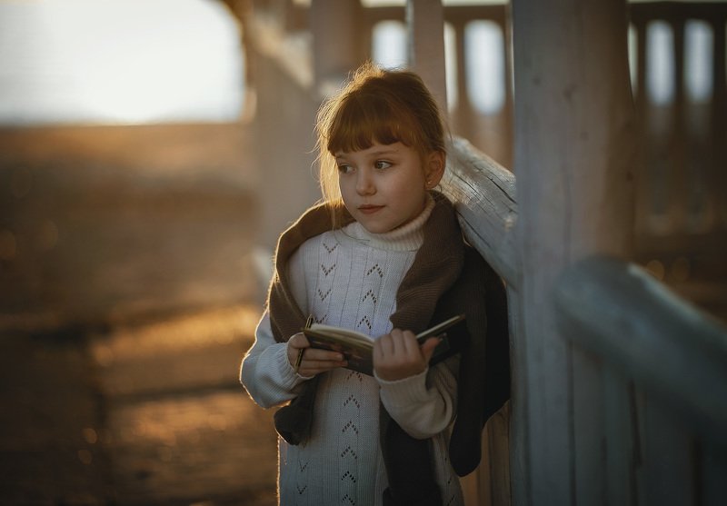 девочка, детство, вечер, закат, весна одиночество книга карандаш весна пляж раздумия зачинщица книги.photo preview