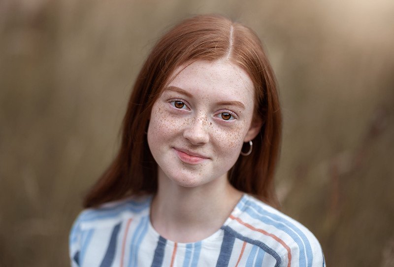 рыжеволосая девушка веснушки осень улыбка взгляд глаза естественность натуральность красавицы портретphoto preview