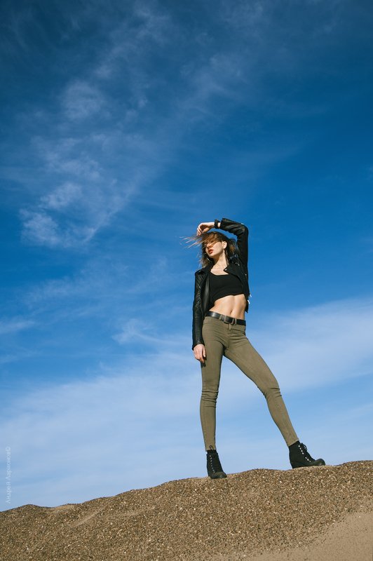 портрет,девушка,пески, небо *** фото превью