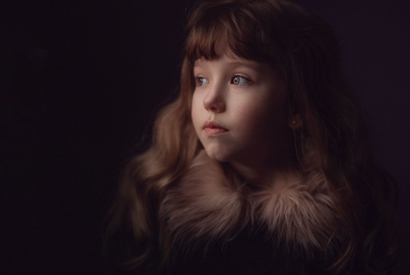 девочка ребенок грусть мех взгляд детство одиночество уныние У окна.photo preview