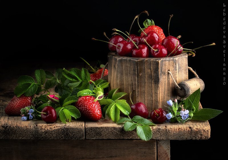 клубника,черешня,натюрморт С черешней и клубникойphoto preview