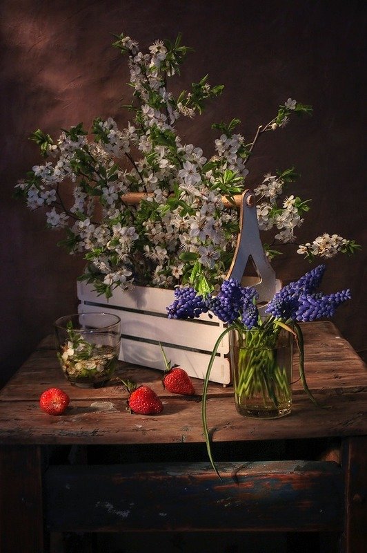 натюрморт,весна,клубника,цветы, Один раз в год сады цветут....photo preview