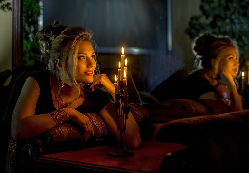 девушка, красивая, причёска, блондинка, зеркало, отражение Замечталась....photo preview