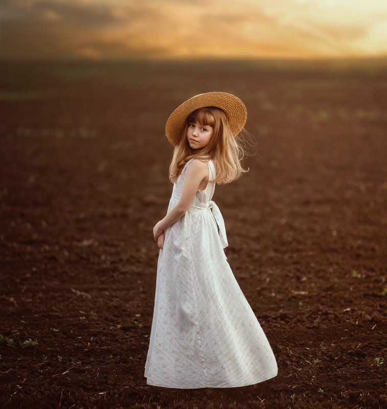 девочка поле шляпка платье закат соломенная шляпа весна в вечерних полях.photo preview
