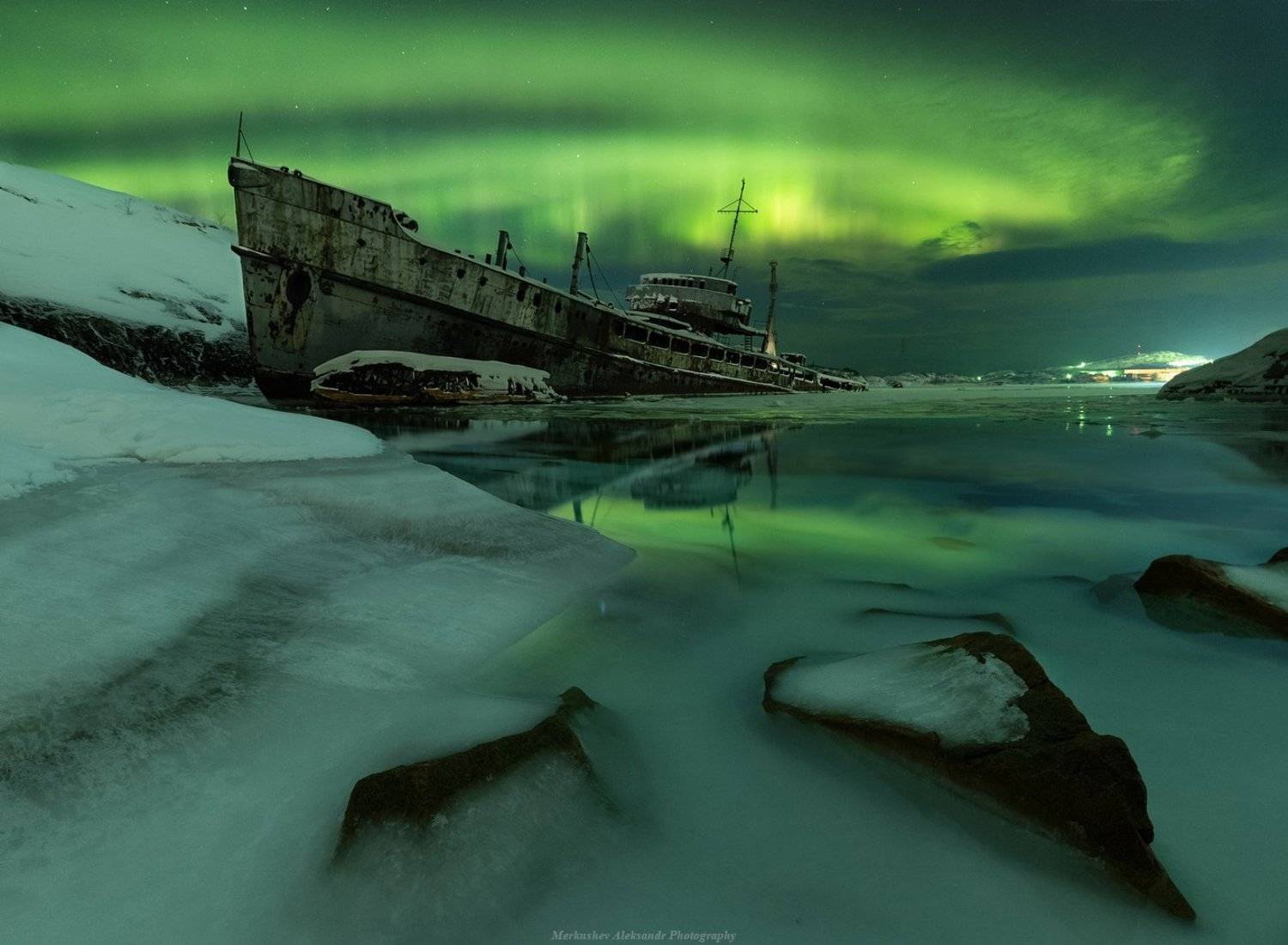 Брошенное судно в ночи. Автор: Меркушев Александр северное сияние, аврора, полярное сияние, заполярье, мурманск, ночь, звезды, кораблекрушение, астрофото, Меркушев Александр