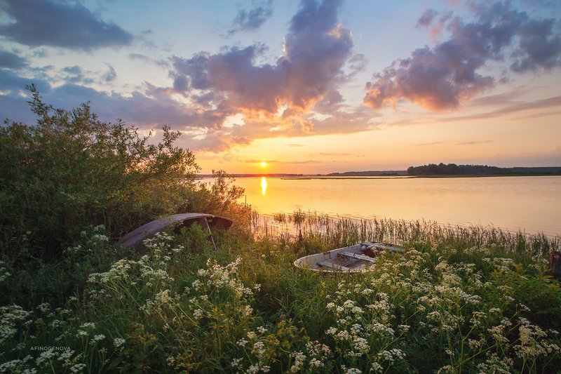 утро рассвет берег лодка солнце облака ###photo preview