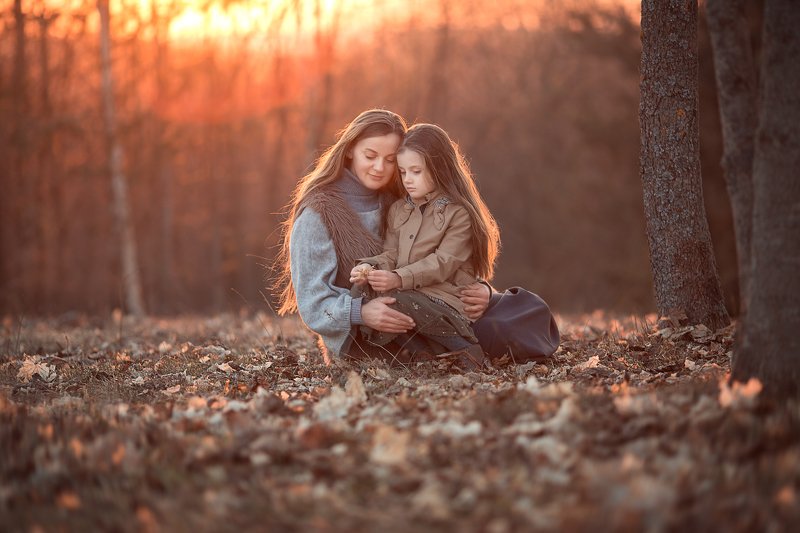 Закат, мама, дочь, весна В лучах закатаphoto preview