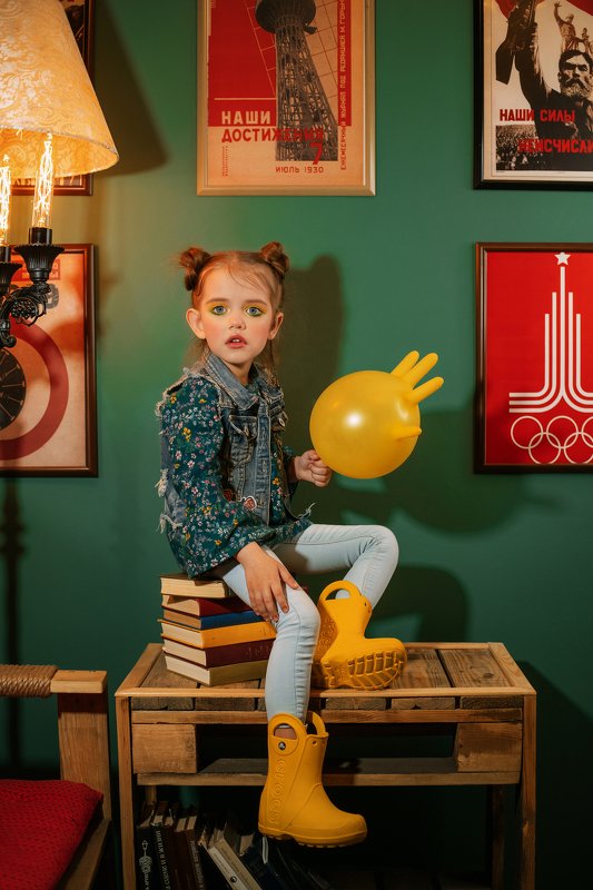 Девочка гламур фешн портрет макияж Лера с желтой перчаткойphoto preview