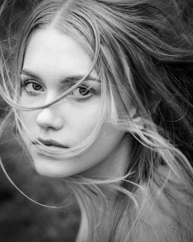 девушка, взгляд, ветер, динамика, чб Анастасияphoto preview