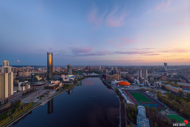 Над Екатеринбургом лунаphoto preview