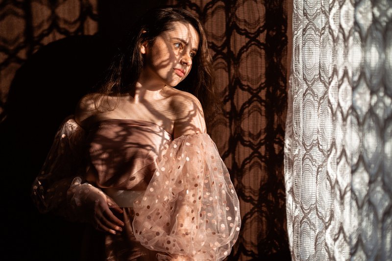 Тени, свет, в помещении, деувушка, модель, портрет, нежность,  Игра тенейphoto preview