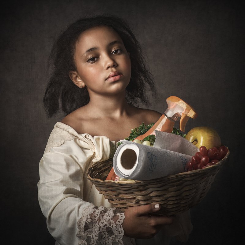 Ragazza con cesta ai tempi del coleraphoto preview