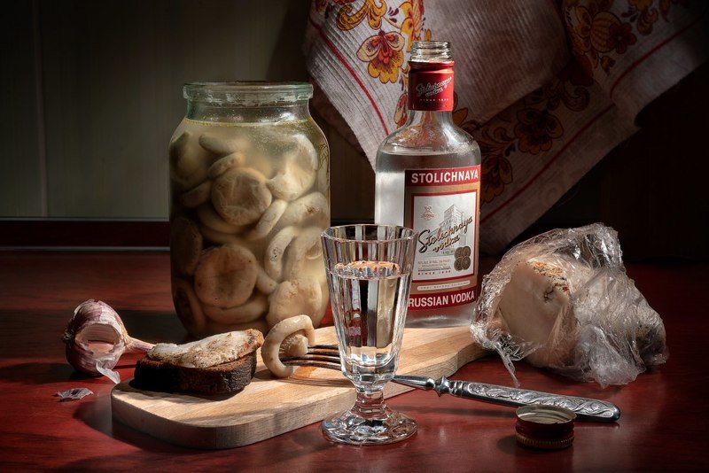 водка Столичная с груздямиphoto preview