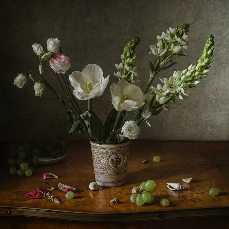 натюрморт, цветы, виноград, ракушки Белый букет с виноградомphoto preview