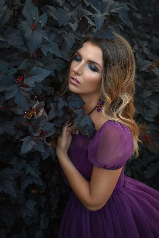 Сад, фиолетовый, сиреневый, девушка, портрет, макияж, изумрудный, платье, наряд, юность, молодость, аромат, цветы, зелень, лето Прогулка в садуphoto preview