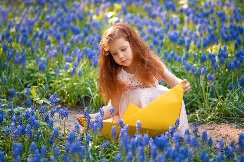 Девочка бумажный краблик желтый синий Мускари цветы весна Маша, кораблик и ручеёк из Мускариphoto preview