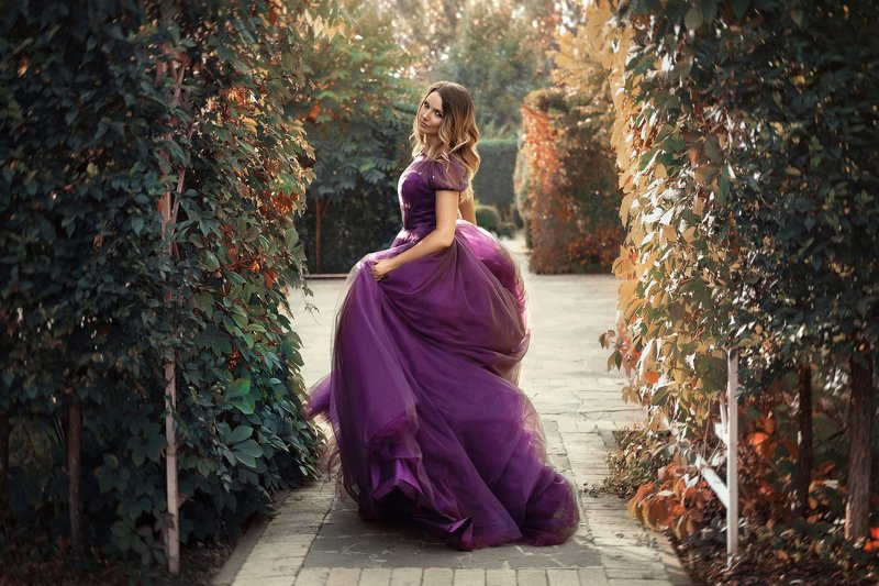 Сад, фиолетовый, сиреневый, девушка, портрет, макияж, изумрудный, платье, наряд, юность, молодость, аромат, цветы, зелень, лето Прогулка в саду photo preview