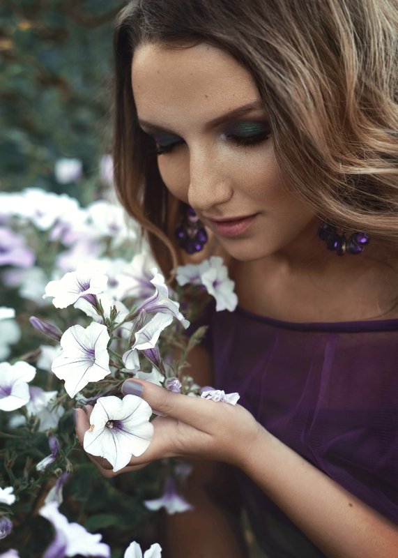 Сад, фиолетовый, сиреневый, девушка, портрет, макияж, изумрудный, платье, наряд, юность, молодость, аромат, цветы, зелень, лето Прогулка в садуphoto preview