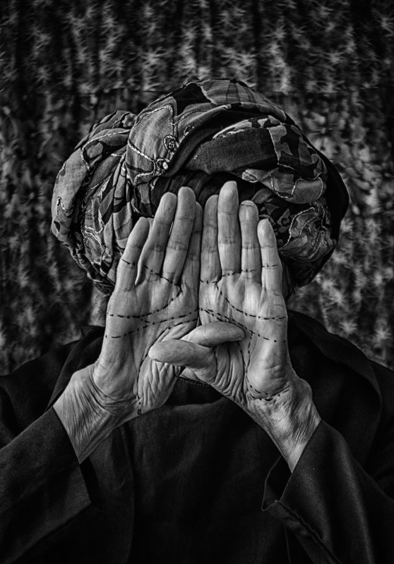woman, life, hands, old age, conceptual, black and white, женщина, жизнь, руки, старость, концептуально, черно-белое Bordersphoto preview