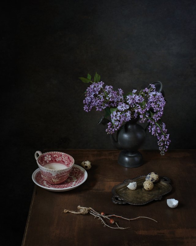 Пустая чашка и сиреньphoto preview