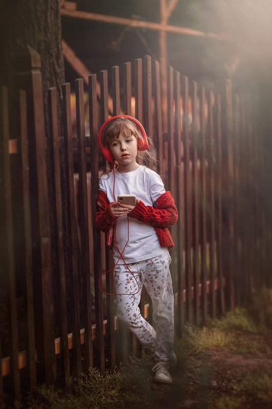 девочка наушники музыка детство меломан слушательница улица прогулка меломанкаphoto preview