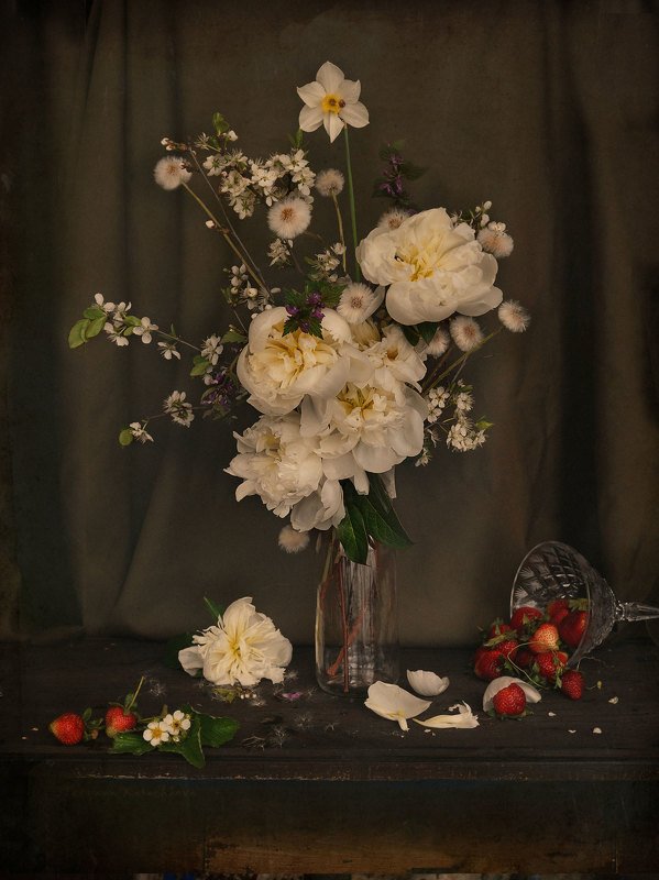 Пионы в одуванчикахphoto preview