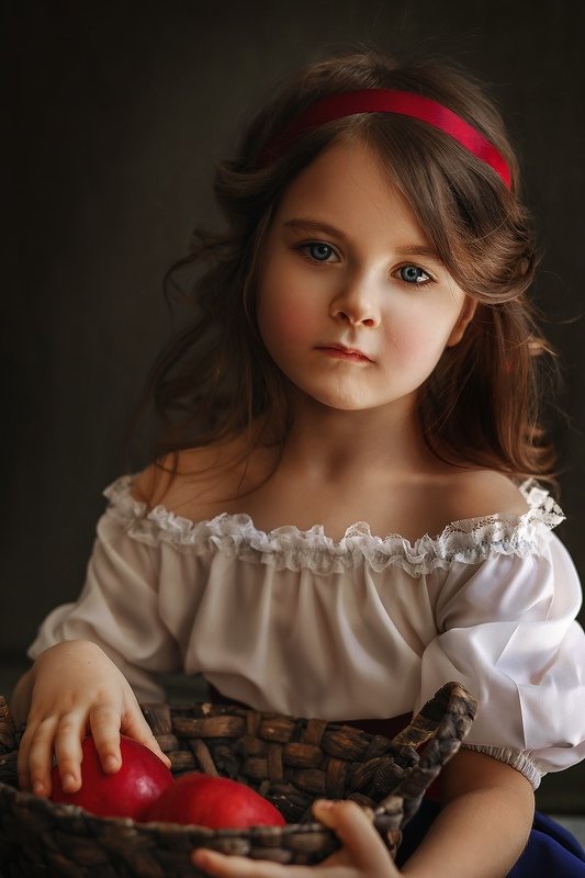 Девочка с яблокамиphoto preview