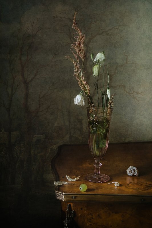 натюрморт, стекло, веточки, ракушки С виноградинкой и грустинкойphoto preview