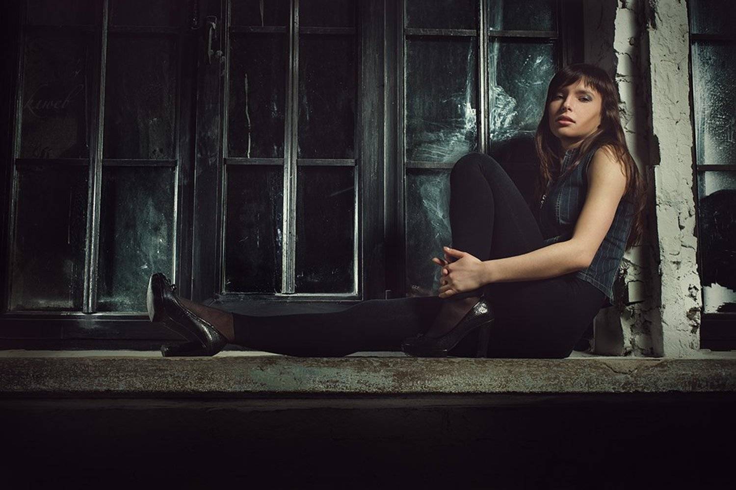 * * *. Автор: Денис Клюев фото, портрет, девушка, гламур, подоконник, большие окна, вечер, Денис Клюев