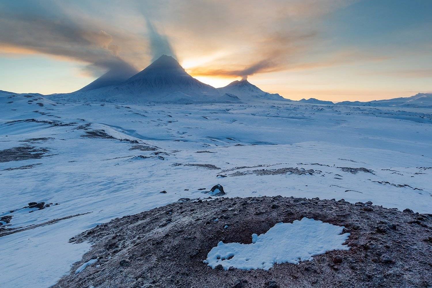 Драконы не спят. Автор: Денис Будьков камчатка, пейзаж, природа, путешествие, фототур, вулкан, цветы, снег, вулкан, извержение, лава,, Денис Будьков