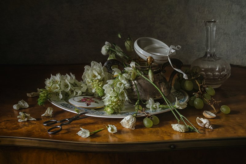 натюрморт, фарфор, цветы, виноград, ракушки Цветочный десертphoto preview
