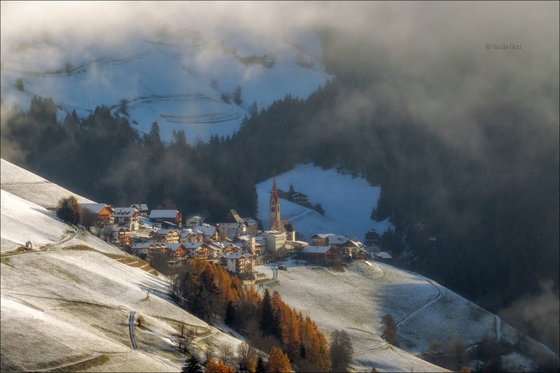 доломитовые альпы,pieve-di-marebbe,деревня,val-pusteria,осень,италия,туман,alps,morning,colors,fog ПРОБУЖДЕНИЕ фото превью