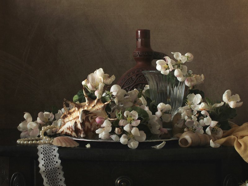 Натюрморт с веткой цветущей яблони фото превью