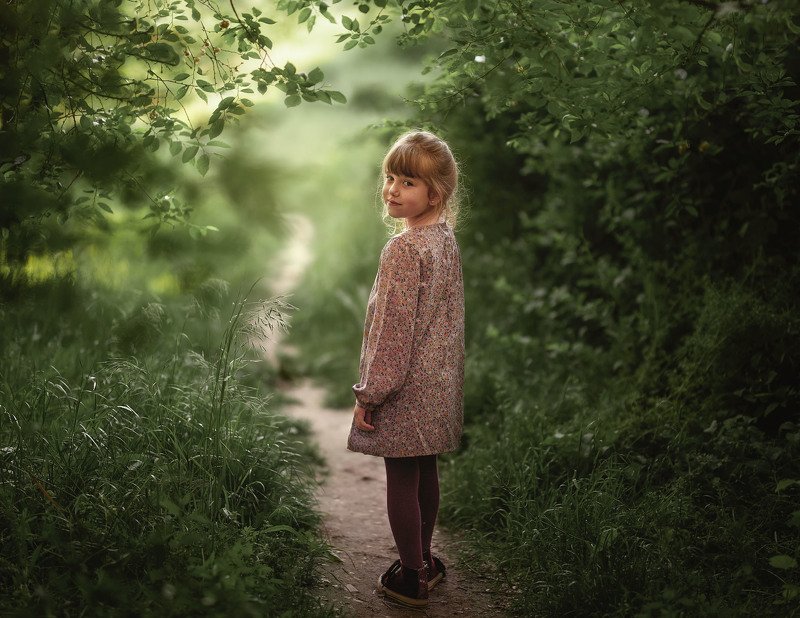 девочка, детство, лес, парк, тропинка, улыбка, одиночество, свет на тропинке.photo preview