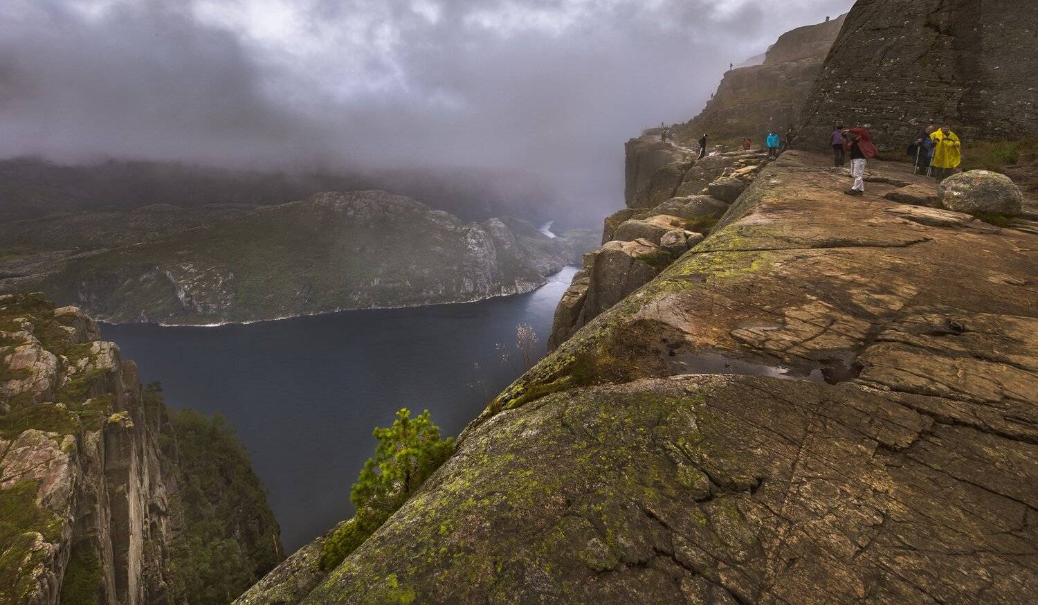 По скалам к утёсу Прекестулен. Норвегия.. Автор: Marat Max (Марат Макс) , Marat Max (Марат Макс)